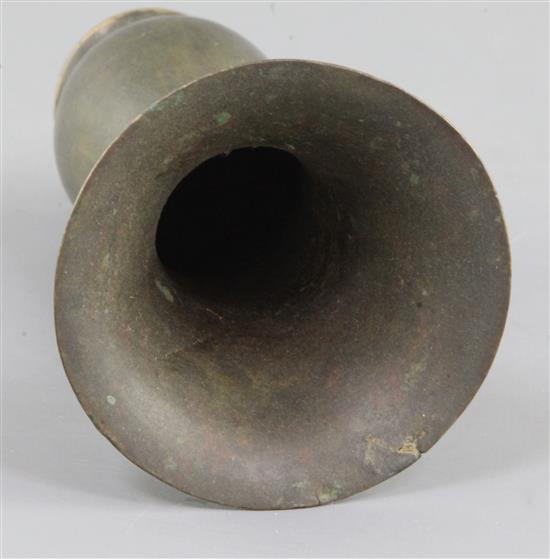 A Chinese bronze vessel, Zhi, Qing dynasty 16cm